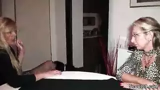 ربة منزل ألمانية تتوسل لقضيب عامل الصيانة في جماع سريع بالمطبخ