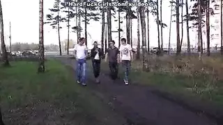 قضيبان، عاهرة واحدة: جنس في السيارة مع ارتجاج أثداء ضخمة