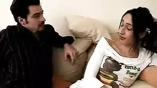 حبيبها لا يستطيع الانتظار—يدفع قضيبه المنتصب الضخم نحو صديقته الخجولة، ثم يمارس الجنس معها بقوة