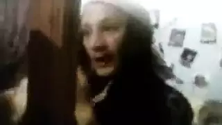 مُتنكراً كامرأة، يمارس الجنس مع خادمة عروس مراهقة في الغرفة