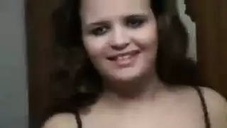 من رقص البطن إلى الجنس الصريح: فتاة تلمس فرجها المبلل