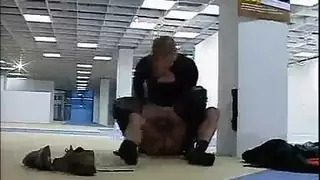 شقيقها المثير يحول لعبة إلى بورنو شرجي صريح