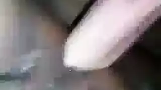 عاهرة مصرية تنشق من زب حصان عملاق