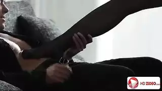 مداعبة قدمية صريحة تؤدي لضخ مهبلي مكثف ومص الأصابع