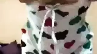 عاهرة الكاميرا تكشف عن ثدييها الطبيعيين الضخمين في جلسة مثيرة عبر الإنترنت