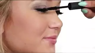 قبلني بقوة ثم اضرب مهبلي الضيق طلب كلوي الإكس إكس إكس