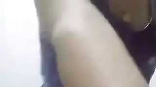 لعق مكثف: الفتاة النحيفة تخدم رفيقتها في السكن في مقطع إباحي