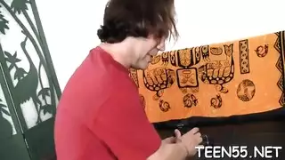 فتاة سمراء مثيرة تحتاج علاج شرجي في بلوزة نمر