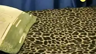 في سن المراهقة الشقراء على ركبتيها