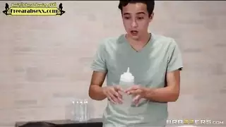 مدلك شاب يضرب طيز سمراء كبيرة في فيلم بورن صريح