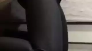 حركة بنات عم إباحية: هؤلاء البنات يفتحن أرجلهن ويتأوهن للمزيد