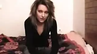 فتاة يابانية تتعمق في مص قضيب صلب في فيلم إباحي xxx