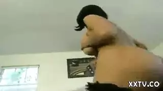 الوحش المشعر يمارس الجنس الفموي ثم ينكش صديقة صديقه أفضل منه