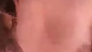 شقراء ترتدي الكعب فقط تحصل على لحس فرج من عاهرة بيضاء مثارة