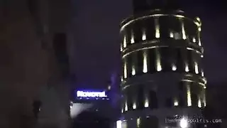 عاهرة طويلة الأرجل يتمدد حلقها بقضيبين كبيرين