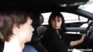 جدة مثيرة تكشف نفسها في الأماكن العامة إكس إكس إكس