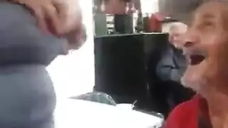 منحرف مسن يبتلع أثدائها كاملة في فيديو إباحي قاسي