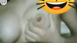 أسماء المثارة تخلع ملابسها في دردشة فيديو مثيرة