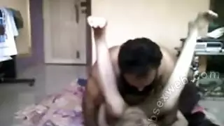 نجم البورن الملتحي ينيك مراهقة في مقطع إباحي جامح