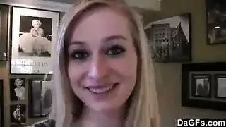 شقراء تحصل على عروض عمل لأنها تحب المص والجماع