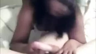 جنس ساخن على المرحاض: عذراء متحولة وسيدة ناضجة خبيرة