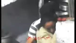 حفلة نيك تحت السلالم: طحن وتقبيل عميق