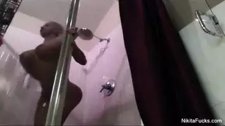 مثليات المكتب: نيكيتا تمنح كارلي تدليكاً عميقاً للمهبل حتى تبلغ الذروة