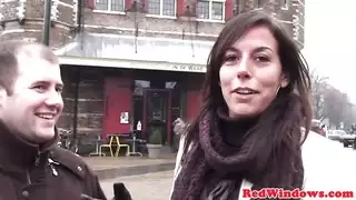 نشاط جنسي مثلي عبر فجوة في حمام عام: غرباء يلتقون