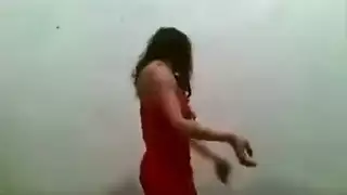 تبدأ برقصة مغرية قبل أن يمارسا الجنس