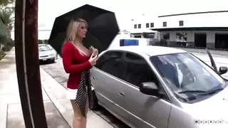 أم من الجيران ذات الثديين الكبيرين تمارس الجنس بالثديين