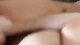 ثلاثية جامعية تتفجر إلى حفلة جنس جماعي