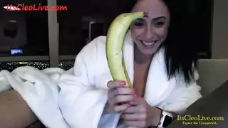 صديق ثنائي الجنس يتم تناوبه بثلاثي مع حزام مثبت