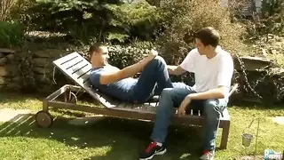 المراهقة اللطيفة تفتح على مصراعيه في مشهد بورن هواة