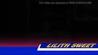 جلسة زيت مكثفة جميلة سمراء منحنية تُضخ حتى الامتلاء