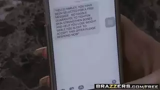 رجال عسكريون يمارسون الجنس بقوة مع فم ومهبل مراهقة
