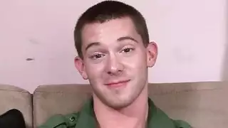 رجل عسكري يمارس الجنس مع فتاة سكايجين في جلسة صريحة