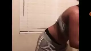 غريب ثمل يضبط مراهقة سمراء تستخدم هزاز