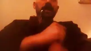 شقراء تحصل على جماع أنابيب إباحي وسيجارة في يدها