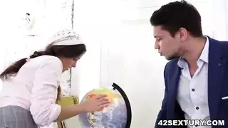 مص الخصيتين بعمق لتسلق السلم الوظيفي في هذا المشهد الإباحي