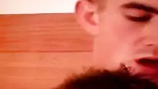 لقاء مثلي جامح: شابان وسيمان يهاجمان فتحات بعضهم بعنف