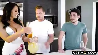 شاب يسرق بنت ويعنفها