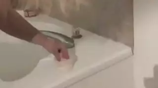 شقراء ممتلئة الجسم وسمراء مجعدة الشعر تشاركان في علاقة جنسية ثلاثية مع رجل محظوظ