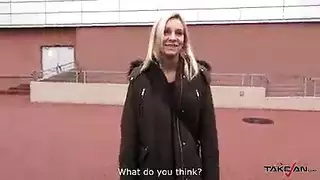 كس الشقراء الضيق يمسك القضيب في جنس السيارة