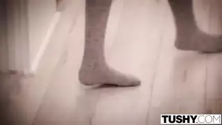 حفلة منزلية مثيرة تتحول إلى جلسة جماع أب وابنته وصديقتها