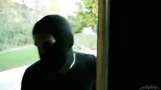 شقراء ذات ثدي مستدير تأخذ قضيب السارق بعمق