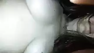 عاهرة هواة ذات مظهر نظارات تبلع قضيبًا صلبًا بعمق