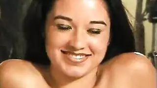 فيديو إباحي: هاوية ممتلئة تظهر مؤخرة ممتلئة وشفرات فرج