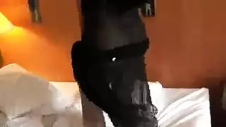 مؤخرة ناعمة وحارة: مراهقة تتعرى وترقص تقرفص مثل نجمات الأفلام الإباحية