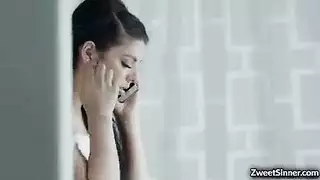  صاحب المنزل يشاهد جليسة الأطفال تعبث بكسيها ثم ينيكها بشراهة