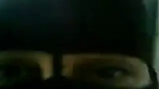 لقاء عربي في الشارع: فتاة نقاب تُمارس الجنس بقوة في سيارة